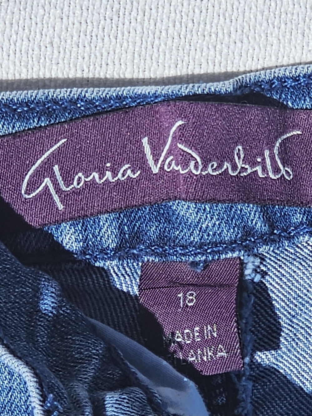 Gloria Vanderbilt Women's Size 18 Blue Jeans. - Picture 3 of 4